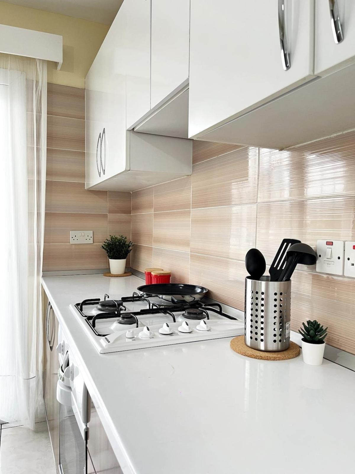 Weekend Apartments 3Br Кирения Екстериор снимка